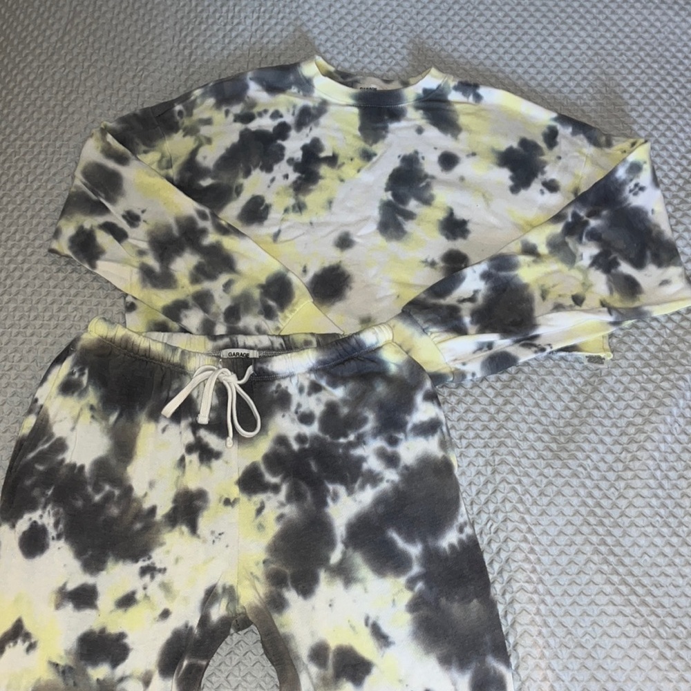 Yellow and grey tie dye sweatpant and sweatshirt set. Garage brand. Size small